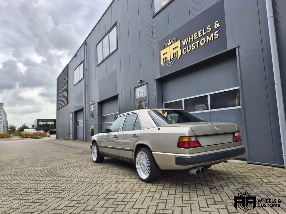 Mercedes Benz E-klasse 1987 W124 - Japan Racing JR9