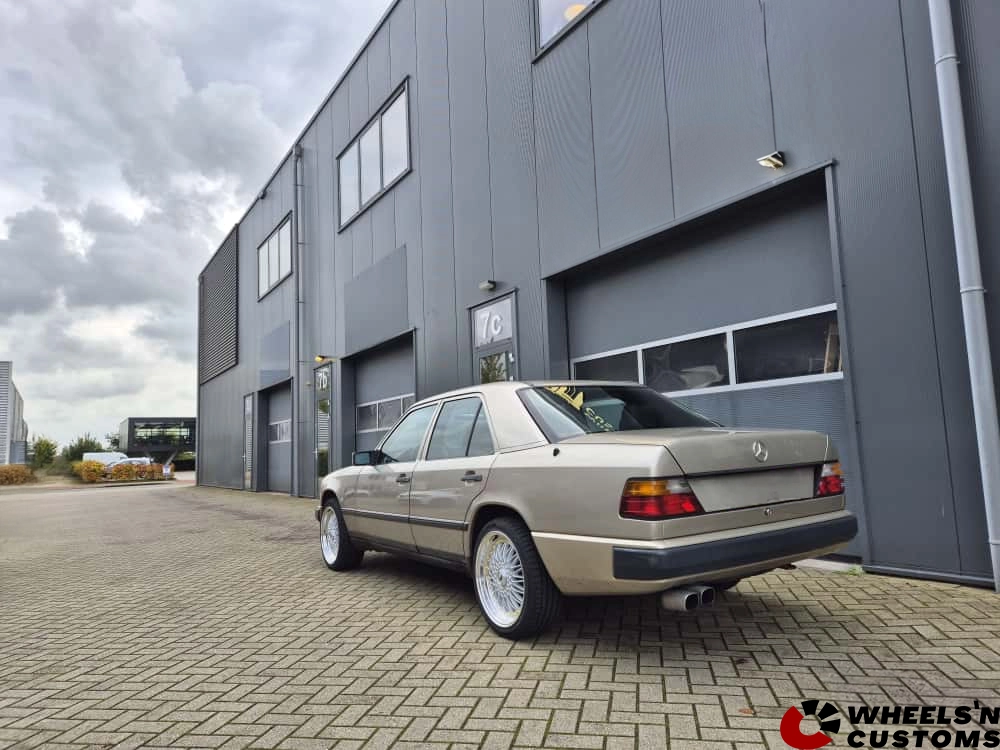 Mercedes Benz E-klasse 1987 W124 - Japan Racing JR9