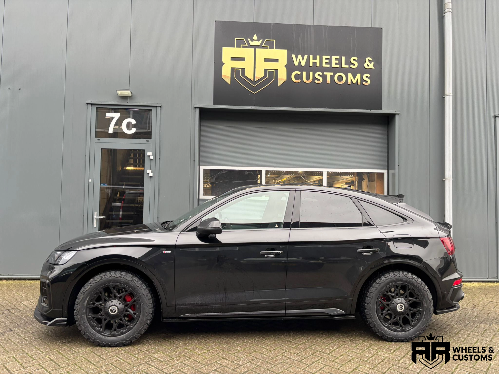 Audi q5 - voorzien van 18 inch WOLFRACE Sahara 8.5J ET 30 Matt Black Black Rivets