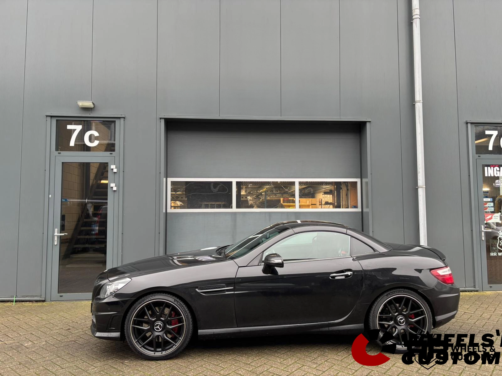 Mercedes SLK uit 2015 - voorzien van 19 inch JF Luxury  5x112 - AMG Design M933 Matt Black Machined Lip  Breedset velgen