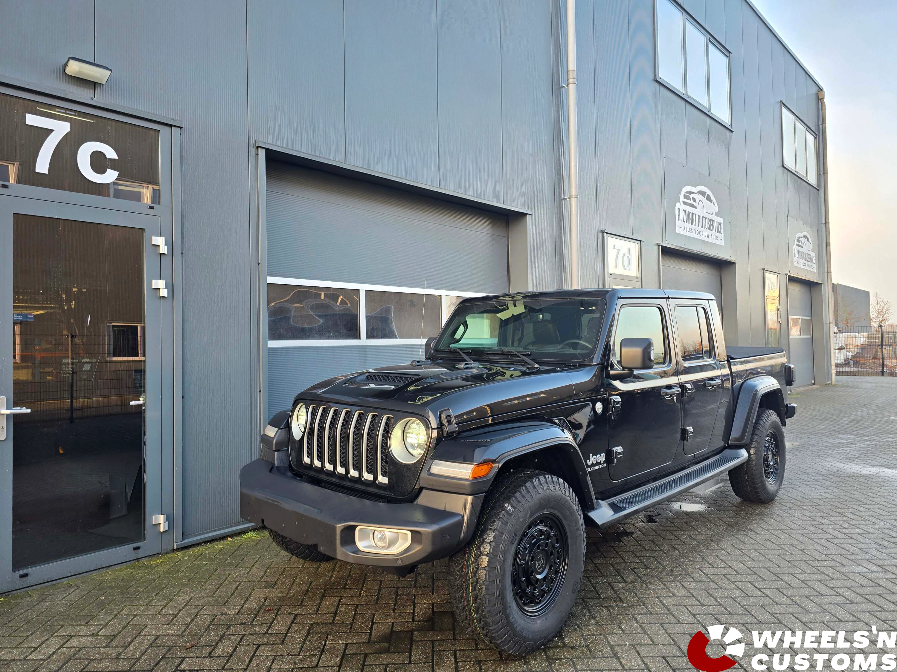Jeep Gladiator 2021 -  voorzien van Black Rhino ARSENAL Textured matte black 17x8
