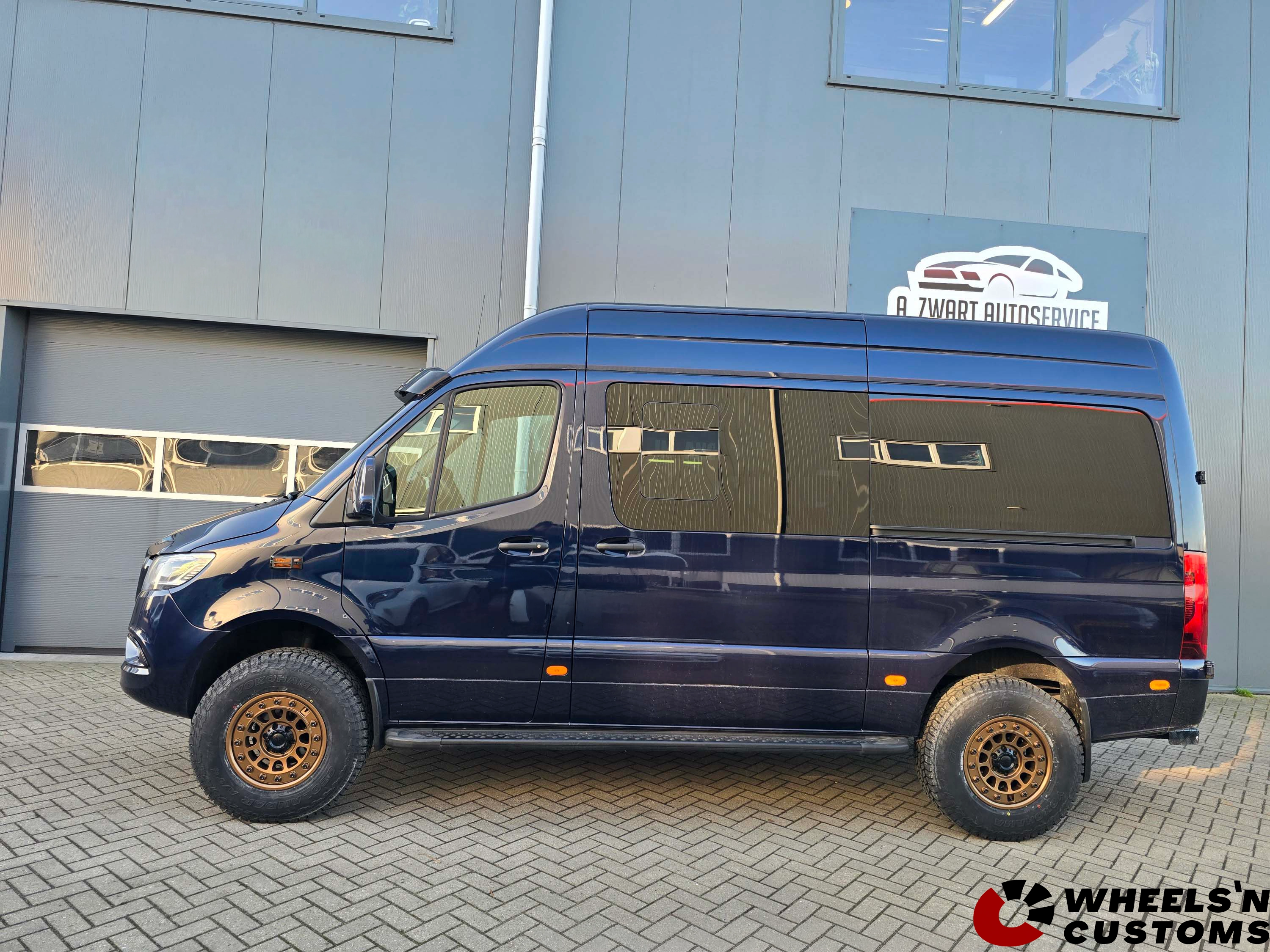 Mercedes Sprinter - Voorzien van 17inch Black Rhino BR012 OUTBACK Matte bronze