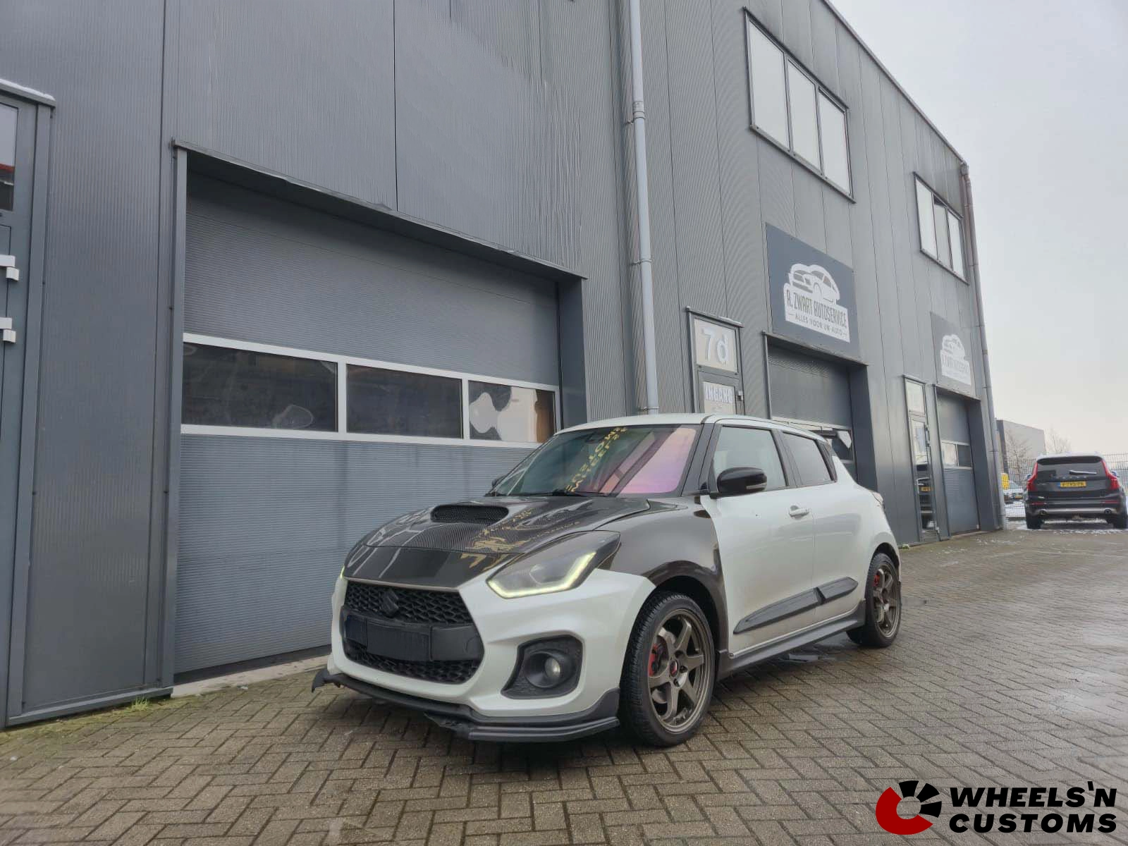 Suzuki Swift Sport 1.4 - Voorzien van JR Wheels JR3 17x7 ET40  Bronze  