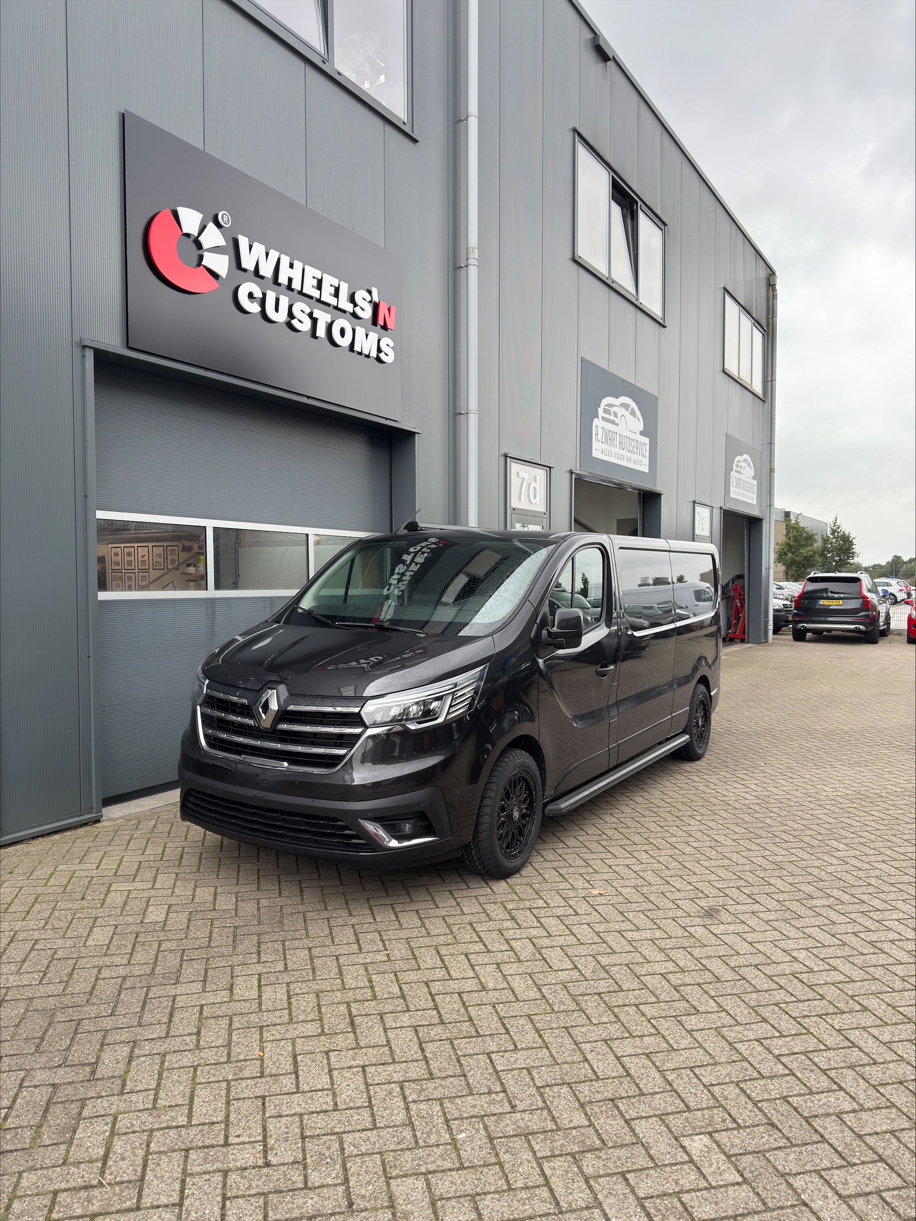 Renault Trafic voorzien van AXE EX39 5x114.3 17 inch 8J ET 40 SATIN BLACK