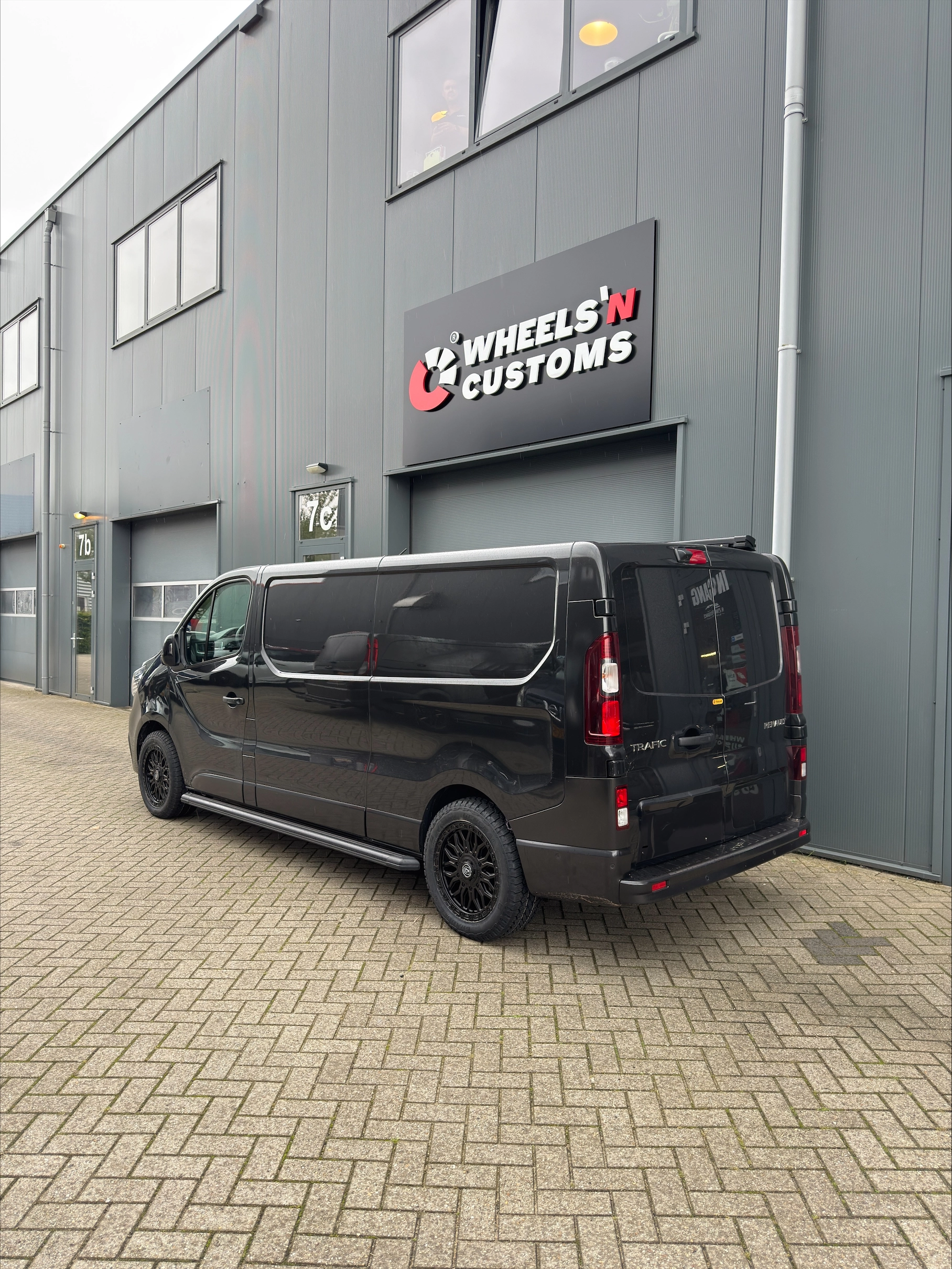 Renault Trafic voorzien van AXE EX39 5x114.3 17 inch 8J ET 40 SATIN BLACK