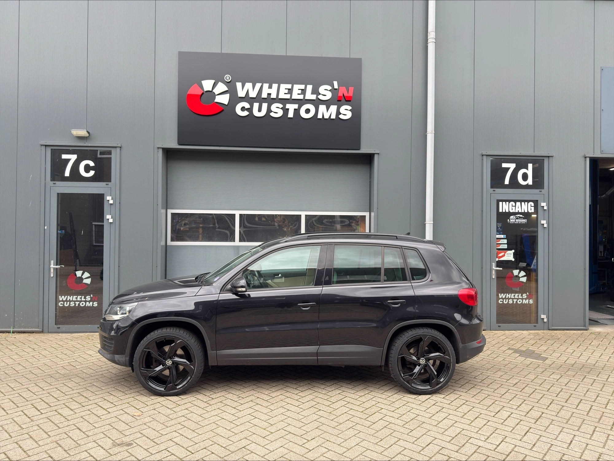 Deze Volkswagen Tiguan voorzien van een nieuwe setje Carbonado Superstar velgen 