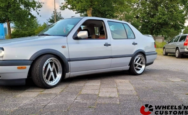 Volkswagen Vento voorzien van deze unieke VW logo velgen. In 17 inch 4x100 7.5J ET30 rondom.