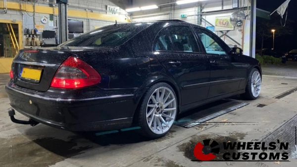 Mercedes E320 - JNC051 - 9.5J ET30 + 10.5J E30