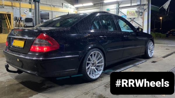 Mercedes E320 - JNC051 - 9.5J ET30 + 10.5J E30